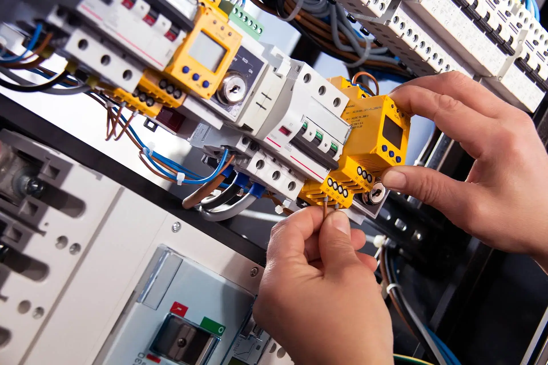 Certified electricians in Brentford